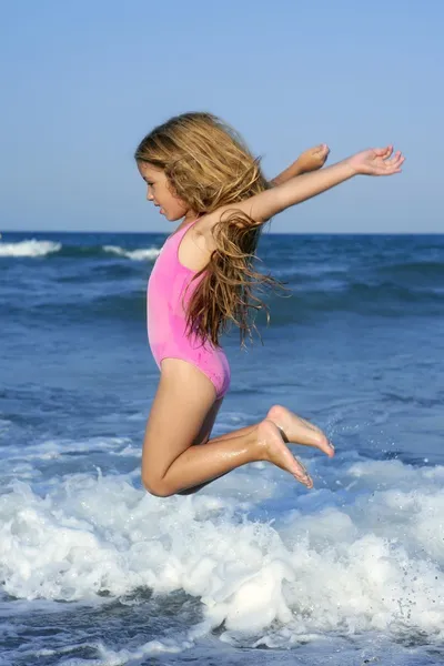 フライング ブルーの海の海岸のビーチの女の子をジャンプします。 — ストック写真