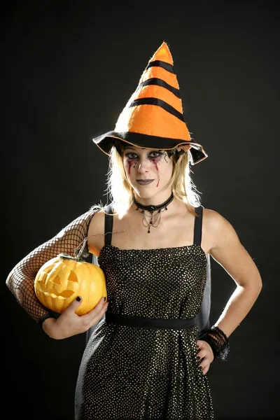 Frauenkleid für Halloween und Kürbis — Stockfoto
