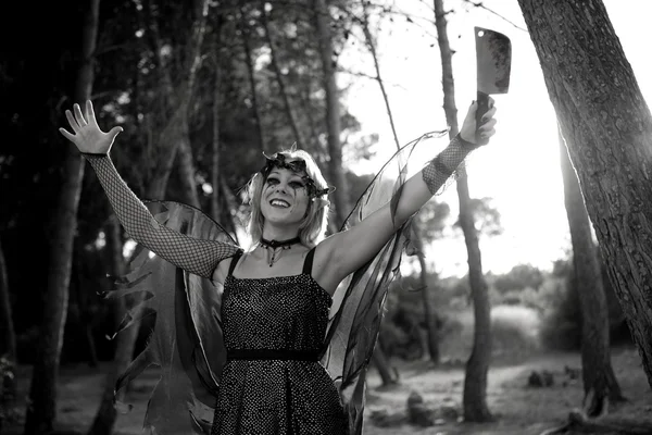 Жіноче плаття на Хеллоуїн з кривавим ножем — стокове фото