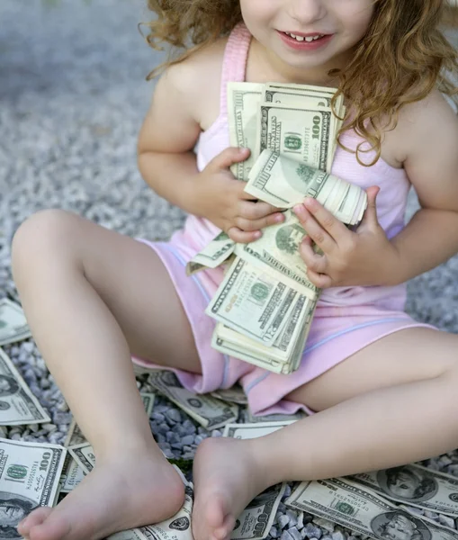 Batole dívka se spoustou dolarových bankovek — Stock fotografie