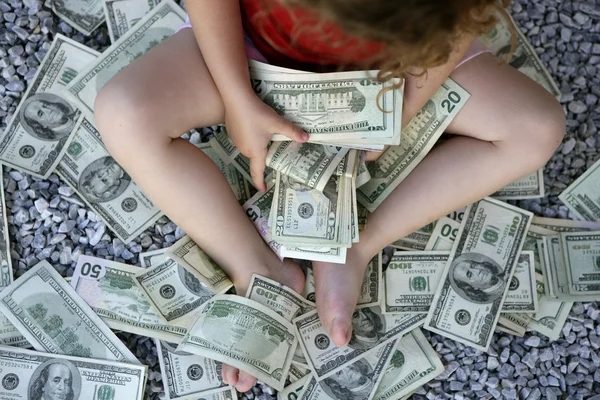 Κορίτσι μικρό παιδί με πολλή Δολάριο σημειώσεις — Φωτογραφία Αρχείου