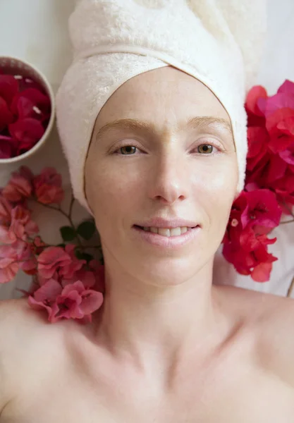 Spa kwiaty relaksujący masaż terapii. kobieta trzydzieści do czterdziestu y — Zdjęcie stockowe