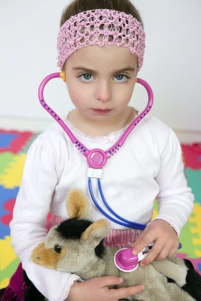 Маленька дівчинка прикидається лікарем, стетоскоп — стокове фото