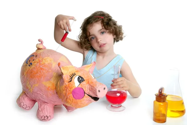 Menina fingindo ser veterinária com um porco — Fotografia de Stock