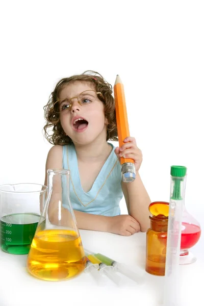 Güzel kimya Laboratuarı'nda oynayan küçük kız — Stok fotoğraf
