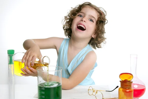 Vacker kemi lilla flicka som leker i lab — Stockfoto