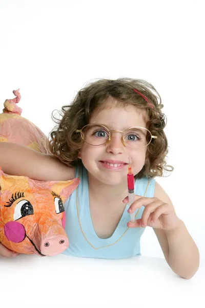 Маленька дівчинка прикидається ветеринаром зі свинею — стокове фото