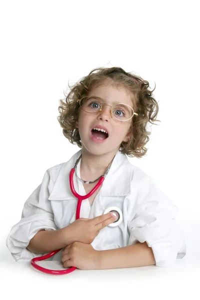 Söt liten flicka som låtsas vara en läkare — Stockfoto