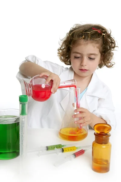 Menina fingindo ser médico em laboratório — Fotografia de Stock