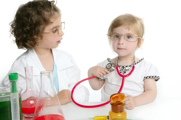 假装自己医生在实验室中的女孩 — 图库照片