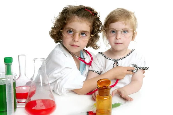 Doktor laboratuvar gibi davranan kızlar — Stok fotoğraf