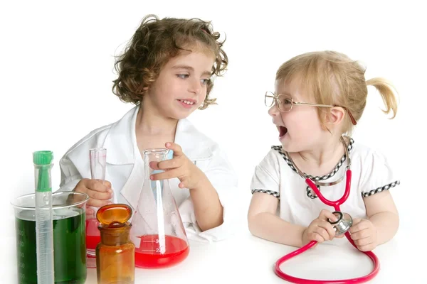 Meisjes doen alsof ze arts in laboratorium — Stockfoto