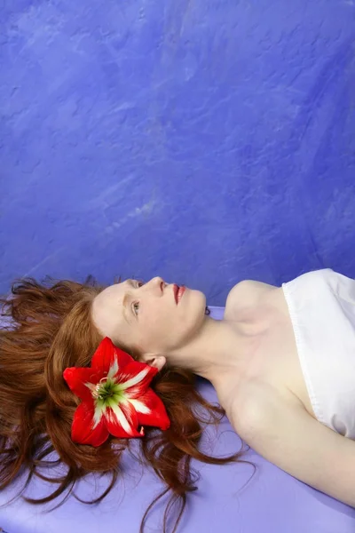 Красивая рыжая женщина в синей доске для массажа — стоковое фото