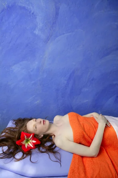 Hermosa pelirroja mujer en masaje tablero azul — Foto de Stock