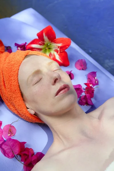 Aromaterapia em uma tábua azul flores rosa — Fotografia de Stock