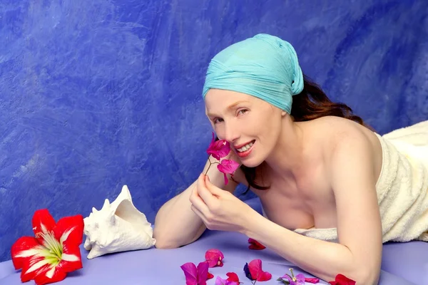 Aromaterapi på en blå styrelsen rosa blommor — Stockfoto