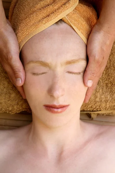Krásná žena portrét relaxační masáž hlavy — Stock fotografie