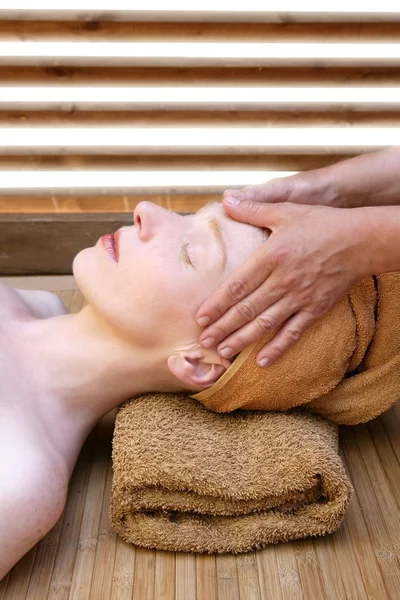 Mulher bonita retrato relaxante massagem na cabeça — Fotografia de Stock