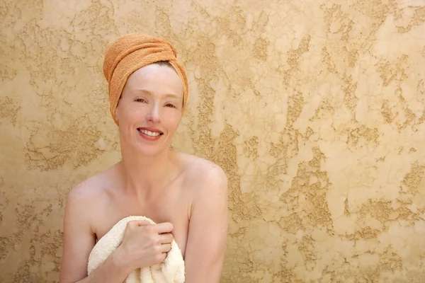 Krásná žena, sedící s ručníkem na lázni — Stock fotografie