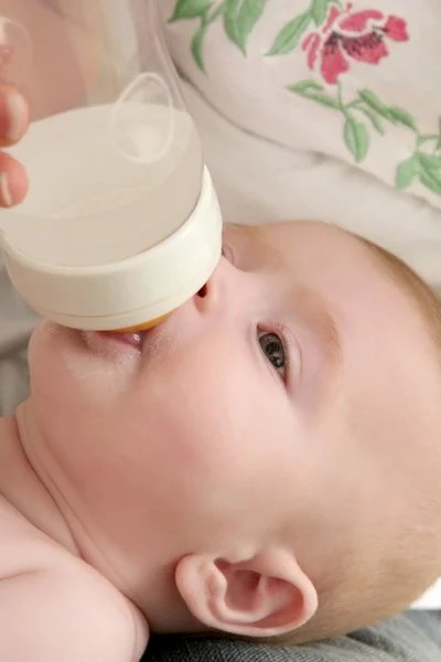 Bebê loira menina alimentando beber leite — Fotografia de Stock