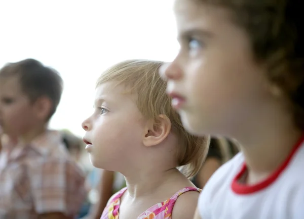 Crianças espectadoras olhando para o show — Fotografia de Stock