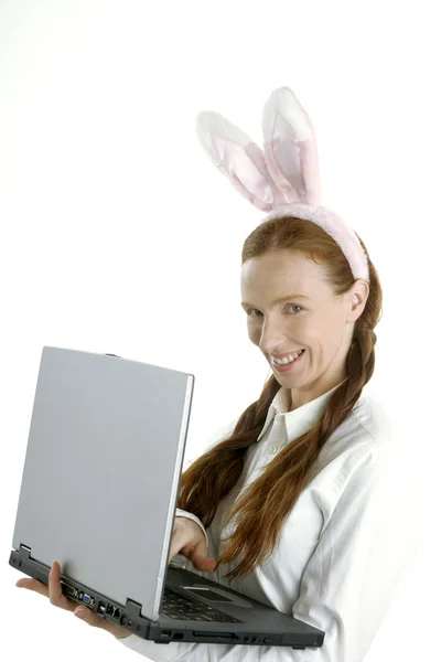 Ordinateur portable professionnel femme, humour et oreilles de lapin — Photo