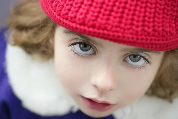 美しい幼児少女冬帽子の肖像画屋外 — ストック写真