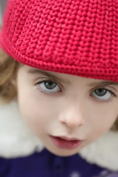 Güzel bebek kız kış şapka portre açık havada — Stok fotoğraf