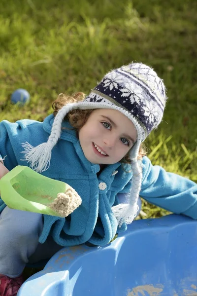 Krásný batole dívka zimní klobouk portrét venku — Stock fotografie