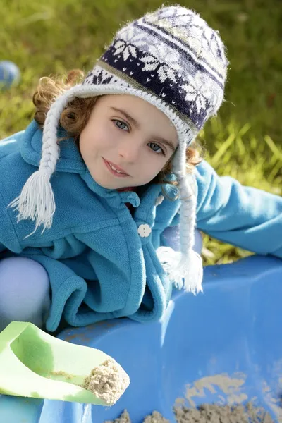 Hermoso niño niña invierno sombrero retrato al aire libre —  Fotos de Stock
