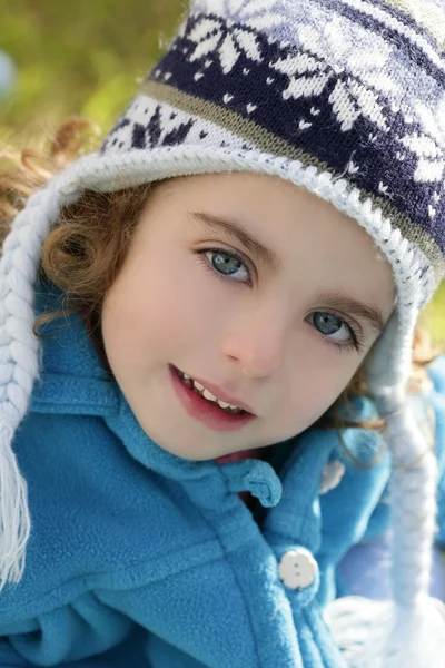 美丽蹒跚学步的女孩冬季户外帽子肖像 — 图库照片