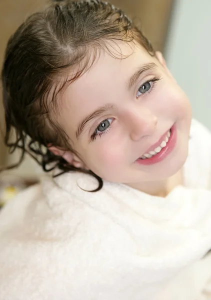 Menina bonita com toalha no banheiro — Fotografia de Stock
