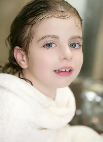 Schönes Mädchen mit Handtuch im Badezimmer — Stockfoto