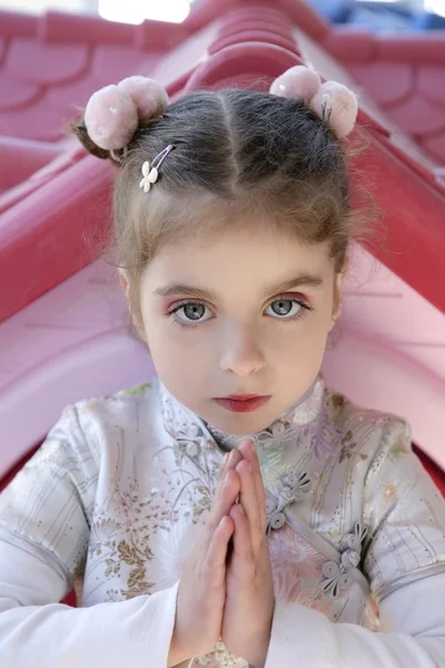 Bella caucasica bambina con abito asiatico — Foto Stock