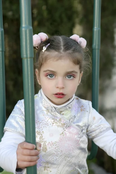 Красивая кавказская девочка в азиатском платье — стоковое фото