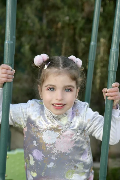 Krásná kavkazské malá holčička s asijskými šaty — Stock fotografie