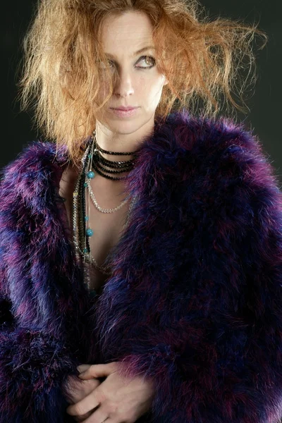 Belle rousse sexy femme, manteau et bijoux — Photo
