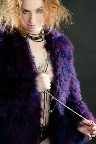 Belle rousse sexy femme, manteau et bijoux — Photo