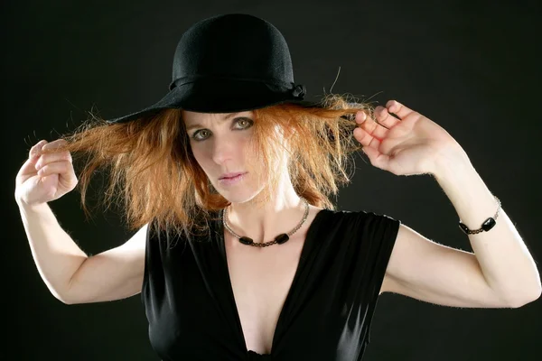 Vacker rödhårig kvinna i svart, hatt och juveler — Stockfoto