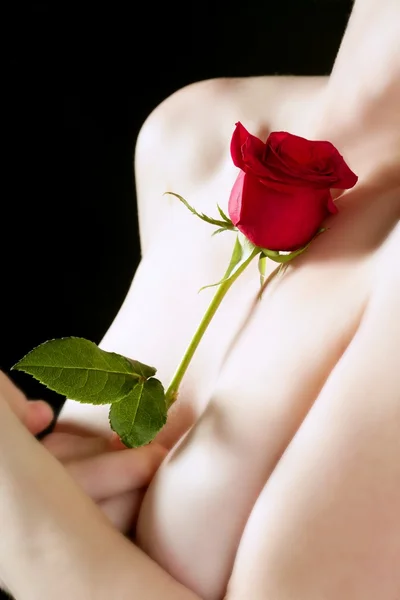 Vakker kvinne med rød rose i hånden – stockfoto
