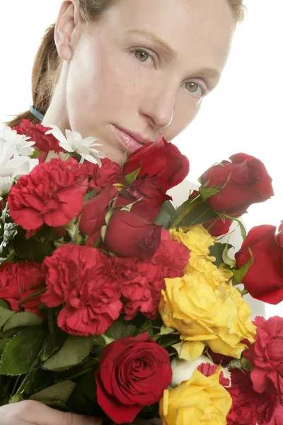 Mulher bonita segurando um buquê de flores — Fotografia de Stock