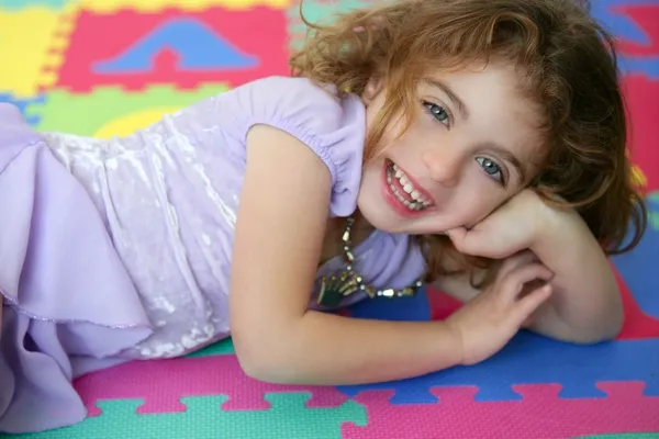 Όμορφη πριγκίπισσα κοριτσάκι χαμογελώντας ψέματα πάτωμα — Φωτογραφία Αρχείου