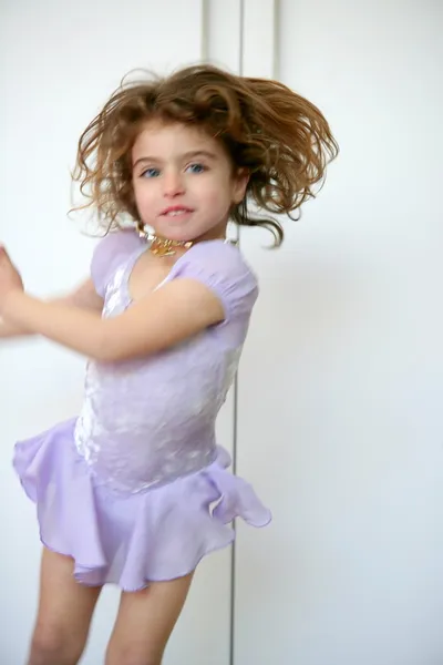 Schöne Mädchen tanzen mit Bewegungsunschärfe — Stockfoto