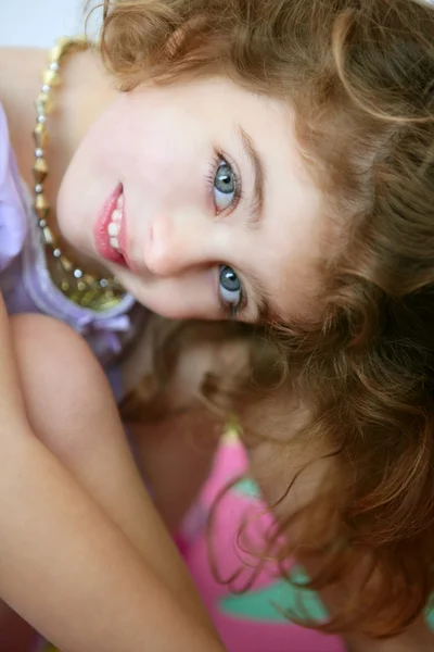 Bellissimi occhi blu bambina sorridente — Foto Stock