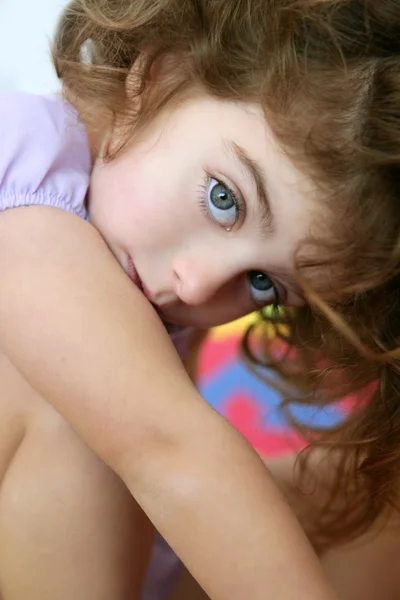 Schöne kleine blaue Augen Mädchen suchen Kamera — Stockfoto
