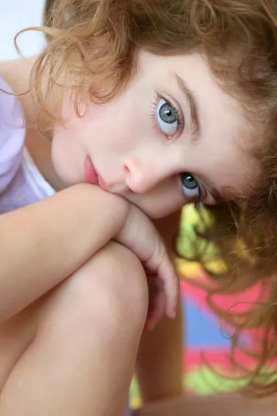 Szép kis diák lány portréja — Stock Fotó