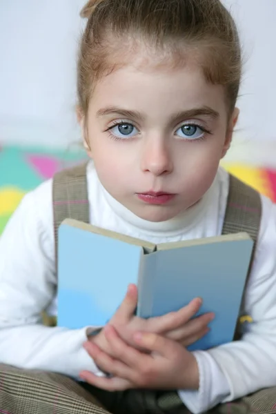 Przedszkolak piękna dziewczyna studiuje książki — Zdjęcie stockowe