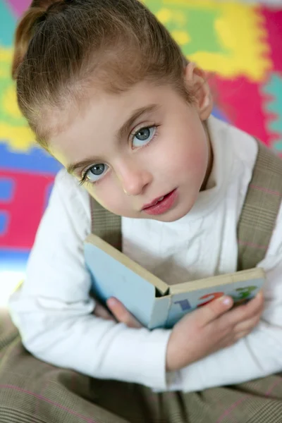 Hermosa niña preescolar estudiando libro — Foto de Stock