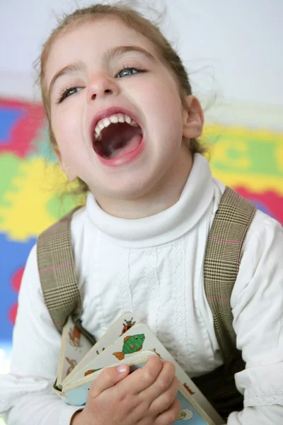 Όμορφο κοριτσάκι γέλιο χαρούμενος στο σπίτι — Φωτογραφία Αρχείου