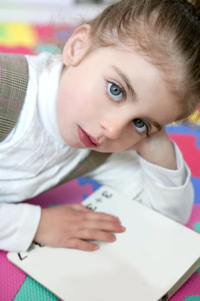 Menina pré-escolar bonita estudando livro — Fotografia de Stock